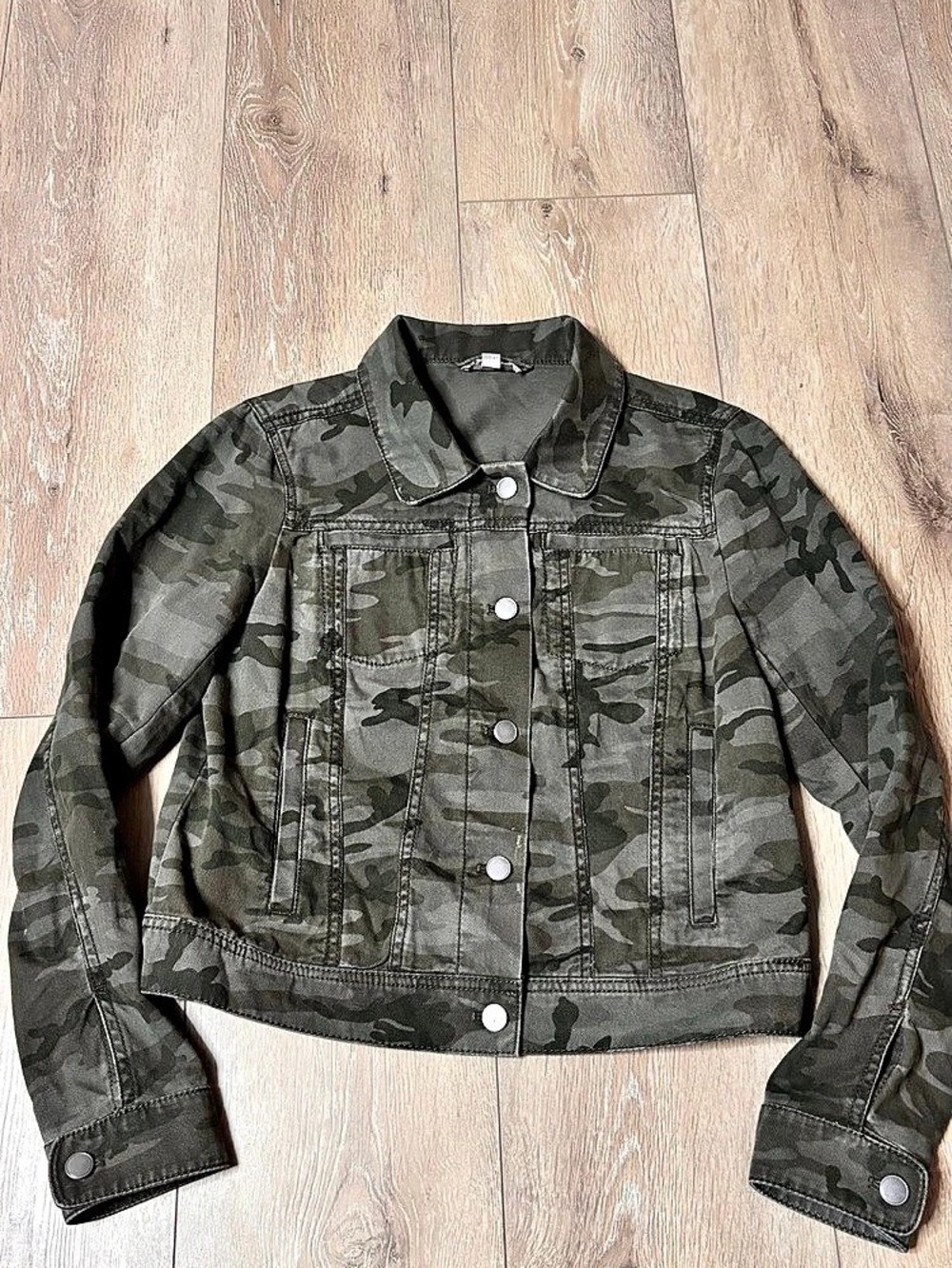 LOFT Camo Cropped Jacket in Green Size Small